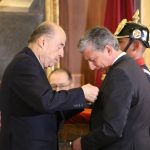 El canciller Álvaro Leyva entrega la condecoración de la Orden Nacional al Mérito en el grado Cruz de Plata al rector de la Universidad del Rosario, Alejandro Cheyne.