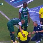 Cuando se revisaba el VAR y se preparaba el cobro, el asistente arbitral de occidental, Richard Ortiz, fue agredido con un objeto lanzado desde la tribuna sur del escenario. Captura de Pantalla