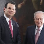 Luis Carlos Sarmiento Gutiérrez y su oadre Luis Carlos Sarmiento Angulo.