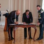 Los presidentes Gustavo Petro y Alain Berset suscribieron en la Casa de Nariño un acuerdo para la salvaguardar, a largo plazo y en el territorio de Suiza, una copia digital de los documentos de la Comisión de la Verdad.Foto Presidencia