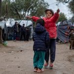 © UNICEF/Ron Haviv VII Photo Niños jugando afuera del Centro de Recepción e Identificación de Moria, en la isla griega de Lesbos.