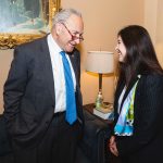 El Senado de USA confirmó a la Dra. Adriana Kugler como miembro de la Junta de Gobernadores de la Reserva Federal.Me sentí orgulloso de defender la nominación histórica de esta economista colombiano-estadounidense, quien ahora será el primer latino en los 109 años de historia de la Junta de la Reserva Federal. Dijo el Senador manifestó el senador Chuck Schumer, senador de Nueva York y líder de la mayoría del Senado. Foto @SenSchumer