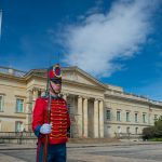 La Bandera colombiana a miadia asta en homenaje a Fernando Botero