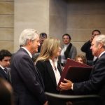 Los presidentes del Congreso, Iván Name, presidente del Senado y Andrés Calle, presidente de la Cámara y Lina y Fernando hijos del Maestro Fernando Botero. Foto Senado de la república
