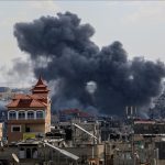 El corresponsal de la Agencia Anadolu en el lugar narró que miles de palestinos se encontraban en el hospital cuando el edificio fue bombardeado.