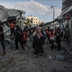 Los residentes abandonan sus hogares después de un ataque de Israel y tratan de alejarse de los edificios derrumbados y gravemente dañados en el barrio Er Rimal de la ciudad de Gaza, Franja de Gaza, el 17 de octubre de 2023. (Ali Jadallah - Agencia Anadolu)