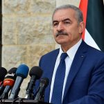 El primer ministro palestino, Mohammad Shtayyeh, afirmó hoy que la prioridad actual es detener la agresión israelí contra la Franja de Gaza, así como garantizar la entrega de suministros médicos y alimentos a sus habitantes