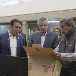 Por invitación del registrador nacional, el ministro del Interior, Luis Fernando Velasco, estuvo revisando como avanza el proceso de distribución del material electoral por todo el país, a pocos días de las votaciones para elegir a los nuevos alcaldes, gobernadores, concejales y diputados. Foto Registraduria