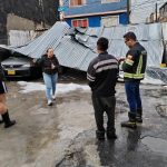 En el barrio El Rincón urbanización Altamar (Suba), la fuerte granizada de las últimas horas generó el colapsó de una cubierta de techo en lámina de zinc de un parqueadero, este evento no generó personas heridas. @BotteroJuan95