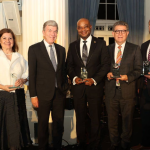 El Premio Catalizador para el Cambio Global fue entregada por el Centro de América Latina del Atlantic Council, en su décimo aniversario, al embajador de Colombia en Estados Unidos, Luis Gilberto Murillo, junto al Ministro de Medio Ambiente de Ecuador y los embajadores de Brasil y Perú en Estados Unidos. Foto Embajada de Colombia en Washington 