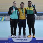 De izquierda a derecha: Luz Gaxiola de Mexico (plata),Martha Bayona de Colombia (oro) Dahlia Palmerm de Jamaica (bronce) reciben su medallas luego de competir en Ciclismo de Pista femenino durante los Juegos Panamericanos 2023 en el Velodromo del Parque Peñalolen, el 25 de octubre de 2023 en Santiago, Foto de Bill Torres/Santiago 2023 via Photosport