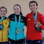 Desde izquierda: Marcela Hernández de Colombia (plata), Yareli Acevedo de México (oro) Catalina Campos de Chile (plata) muestran sus medallas en Omnium femenino puntos del Ciclismo de Pista durante los Juegos Panamericanos 2023 en el Velodromo del Parque Peñalolen, el 26 de octubre de 2023 en Santiago, Chile./ Foto de Cristian Soto/Santiago 2023 via Photosport