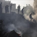 Los civiles realizan operaciones de búsqueda y rescate y trabajos de remoción de escombros en los edificios gravemente dañados después de los ataques israelíes en el campo de refugiados de Al Bureij en Gaza, Franja de Gaza, el 2 de noviembre de 2023. (Agencia Anadolu)