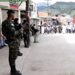 La inauguración de una calle pavimentada por miembros del Estado Mayor Central (EMC),