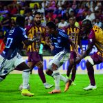 El cuadro de Ibagué se impuso 3-1 a Junior en el Manuel Murillo Toro y se valió del empate entre Cali y Águilas (1-1), para tomar el primer puesto de la zona en la fecha inicial de la fase semifinal de la Liga Colombiana. Foto Dimayor