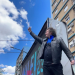 Javier Milei nuevo presidente de Argentina es un economista de 53 años que recién en 2021 incursionó en la política con su partido La Libertad Avanza.