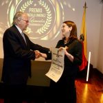 Carolina Wiesner Ceballos, directora del Instituto Nacional de Cancerología recibe el Premio Gonzalo Jiménez de Quesada 2023, de manos de Carlos Roberto Pombo Urdaneta, presidente de la Sociedad de Mejoras y Ornato de Bogotá (SMOB). Foto Cortesía: SMOB.