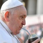 * El Papa Francesco fue sometido a una TAC en el Hospital Gemelli Isla de Roma, para descartar el riesgo de complicaciones pulmonares. El examen dio negativo y él regresó a Casa Santa Marta.