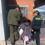 En una operación conjunta entre autoridades y ciudadanos, se logró el rescate de Eva Luna España, la niña de ocho años que estuvo desaparecida durante tres días en Engativá. La niña fue encontrada con vida en las inmediaciones del Centro Comercial Diver Plaza, en la localidad de Engativá.
