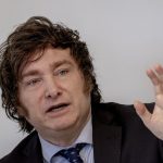 Este domingo, el líder de La Libertad Avanza, Javier Milei, jurará como jefe de Estado de esta nación ante la Asamblea Legislativa y recibirá del mandatario saliente, Alberto Fernández, los elementos e insignias formales y simbólicas de la primera magistratura.