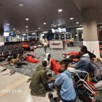 Caracol Radio recorrió los pasillos de las salas internacionales del Aeropuerto El Dorado y encontró al menos 40 ciudadanos africanos en condiciones difíciles.