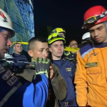 El joven Juan Camilo Chaparro fue el primero en salir sano y salvo tras más de 10 horas. Foto Gobernación de Caldas