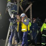 Nerviosos, pero sanos y salvos fueron rescatados los 5 trabajadores del glamping Nido del Cóndor que quedaron atrapados en una góndola durante 16 horas este miércoles. El rescate efectivo se dio gracias a las labores conjuntas del Sistema Departamental de Gestión del Riesgo. Foto Prensa Gobernación de Caldas