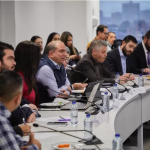 "No es viable", así calificó el defensor Carlos Camargo la idea del presidente de "poner la plata" si los grupos dejan "oxidar el fusil".