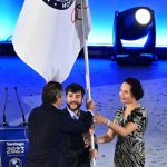 El alcalde de Barranquilla, Jaime Pumarejo recibe bandera de los panamericanos 2027