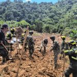 Soldados del Grupo Liviano de Caballería Meteoro N.°9, en actividad de rescate de víctimas del derrumbre Medellín-Quibdó