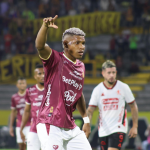 En el cierre de la jornada del miércoles en el fútbol colombiano, Deportes Tolima brilló ante su afición y derrotó con solvencia al América de Cali por 2-1.Foto Deportes Tolima