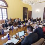 Delegaciones de alto nivel de Colombia y Ecuador se reunieron en la sede del Ministerio de Relaciones Exteriores de Colombia para abordar la aplicación de los mecanismos de colaboración y cooperación judicial entre ambos países en el marco del Convenio de Esmeraldas en lo relacionado con la repatriación de personas sentenciadas. La delegación de Colombia estuvo presidida por el Viceministro de Relaciones Exteriores, Francisco Coy y el Viceministro de Política Criminal y Justicia Restaurativa., Camilo Umaña.