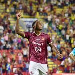 Deportes Tolima se trepó a lo más alto de la tabla de posiciones, luego de vencer 2-0 a Jaguares en el Manuel Murillo Toro. Si bien fue un duelo sumamente igualado, la historia comenzó a definirse gracias a un insólito error defensivo del equipo felino.Foto Deportes Tolima