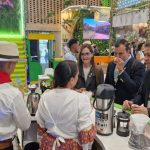 En el stand de Manizales y Caldas participan empresarios de diversas tipologías turísticas, incluyendo naturaleza, cultura, gastronomía, aventura, y bienestar, destacando la diversidad de experiencias turísticas que ofrece la región.
