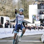 El pedalista colombiano venció de manera espectacular en el Mont Brouilly.