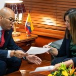 El presidente de la Corte Suprema de Justicia, Gerson Chaverra Castro, notifica a la jurista Luz Adriana Camargo Garzón el acto administrativo mediante el cual fue elegida Fiscal General de la Nación. Foto Prensa Corte Suprema de Justicia