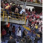 En video quedó registrado como aficionados de ambos equipos comenzaron a lanzarse sillas durante el primer tiempo del partido.

Independiente Santa Fe y Deportes Tolima se enfrentaron en Bogotá, en el partido más atractivo de la fecha 12 del fútbol colombiano