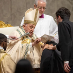 El Papa Francisco bautiza y confiere la Confirmación a 8 personas en la Vigilia Pascual de este Sábado Santo 2024 en el Vaticano. Foto Daniel Ibáñez, ACI Prensa