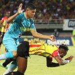Faber Gil jugador del Deportivo Pereira disputa el balón con Enrique Serge jugador de Jaguares de Córdoba  durante partido entre Deportivo Pereira y Jaguares de Córdoba por la fecha 16 como parte de la Liga BetPlay DIMAYOR I 2024 jugado en el estadio Hernán Ramírez Villegas de la ciudad de Pereira .Foto: VizzorImage /  Pablo Bohórquez / Contribuidor