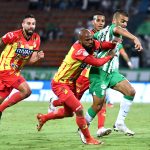 MEDELLIN - COLOMBIA, 17-04-2024: Jhon Duque de Nacional disputa el balón con Nicolas Giraldo del Pereira durante partido entre Atlético Nacional y Deportivo Pereira por la fecha 17 como parte de la Liga BetPlay DIMAYOR I 2024 jugado en el estadio Atanasio Girardot de la ciudad de Medellín. / Jhon Duque of Nacional struggles the ball with Nicolas Giraldo of Pereira during between Atletico Nacional and Deportivo Pereira match for the date 17 as part of BetPlay DIMAYOR League I 2024 played at Atanasio Girardot stadium in Medellín city. Photo: VizzorImage / Luis Benavides / Cont