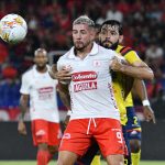 Rodrigo Holgado del América disputa el balón con Nicolas Gil del Pasto durante partido por la fecha 17 como parte de la Liga BetPlay DIMAYOR I 2024 entre América de Cali y Deportivo Pasto jugado en el estadio Pascual Guerrero de la ciudad de Cali. Foto: VizzorImage / Nelson Rios / Cont.