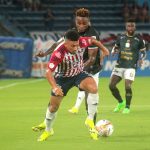 Edwin Herrera del Atlético Junior disputa el balón con Gustavo Torres del Once Caldas  durante partido entre Atlético Junior  y Once Caldas  por la fecha 18 como parte de la Liga BetPlay DIMAYOR I 2024 jugado en el estadio Metropolitano Roberto Meléndez de la ciudad de Barranquilla. Foto: VizzorImage / Jesús Rico / Contribuidor