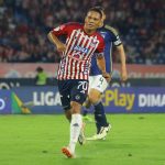 Carlos Bacca del Atlético Junior disputa el balón con Millonarios F.C. durante partido entre Atlético Junior  y Millonarios F.C.  como parte de la apertura  cuadrangulares  de la Liga BetPlay DIMAYOR I 2024 jugado en el estadio Metropolitano Roberto Meléndez de la ciudad de Barranquilla. Foto: VizzorImage / Jairo Cassiani / Contribuidor