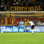 Carlos Manuel Cortés agarró la pelota, tomó carrera y remató hacia el palo derecho del arco, donde se estiró James y evitó la caída de su equipo.@oncecaldas