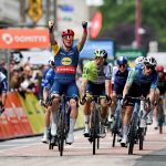 Danés Pedersen de amarillo en Critérium del Dauphiné
