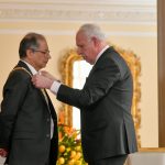 El representante de esta nación, actuando en nombre de su pueblo y del presidente Mahmoud Abás, le impuso al presidente Gustavo Petro el Gran Collar del Estado de Palestina, la máxima condecoración que entrega ese país.