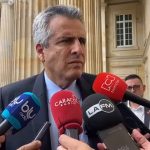 Luis Fernando Velasco, ministro del Interior con la Prensa