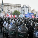 Legisladores y organizaciones argentinas denunciaron hoy el fuerte operativo policial y la represión contra miles de manifestantes movilizados cerca del Congreso para rechazar la llamada Ley Ómnibus, analizada en el Senado.