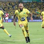 Freddy Hinestroza del Bucaramanga celebra después de anotar el primer gol de su equipo durante partido entre Atlético Bucaramanga e Independiente Santa Fe por la final ida como parte de la Liga BetPlay DIMAYOR I 2024 jugado en el estadio Alfonso Lopez de la ciudad de Bucaramanga. Foto: VizzorImage / Jaime Moreno / Cont