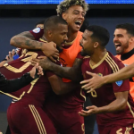 La selección de Venezuela derrotó hoy 1-0 a México y se clasificó a los cuartos de final de la edición 48 de la Copa América de futbol con sede en varias ciudades de Estados Unidos.